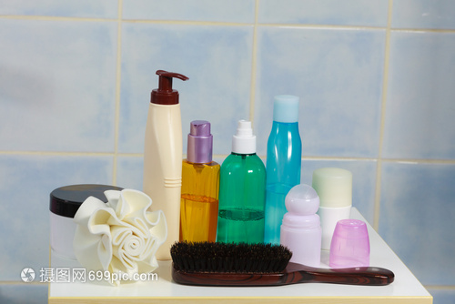 浴室護理衛生新概念 液皂與化妝品瓶裝的便利與健康